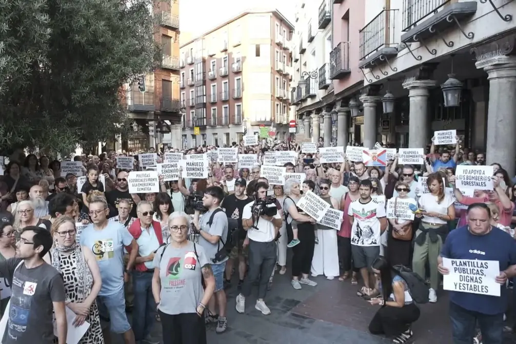 FOTOGRAFÍA. VALLADOLID (CASTILLA Y LEÓN) REINO DE ESPAÑA, 20 DE AGOSTO DE 2025. Más de 1.500 personas, movilizadas por parte de Izquierda extrema PSOE y el "pack" de la ultraizquierda en Castilla y León (Sumar, Podemos, Alianza Verde, Valladolid Toma la Palabra, VTLP) junto a los sindicatos sindicatos de ultraizquierda e izquierda extrema, Confederación General del Trabajo (CGT) y Confederación Nacional del Trabajo (CNT), así como miembros de Comisiones Obreras (CCOO) y ONG ultras afines a la ultraizquierdas y terrorismo climático, se han manifestado este miércoles en Valladolid para exigir la dimisión del presidente del Gobierno en minoría de la Junta de Castilla y León por el Partido popular (PP), Alfonso Fernández Mañueco, y del consejero de Medio Ambiente, Juan Carlos Suárez-Quiñones, por su gestión de los incendios forestales en la comunidad. Efe