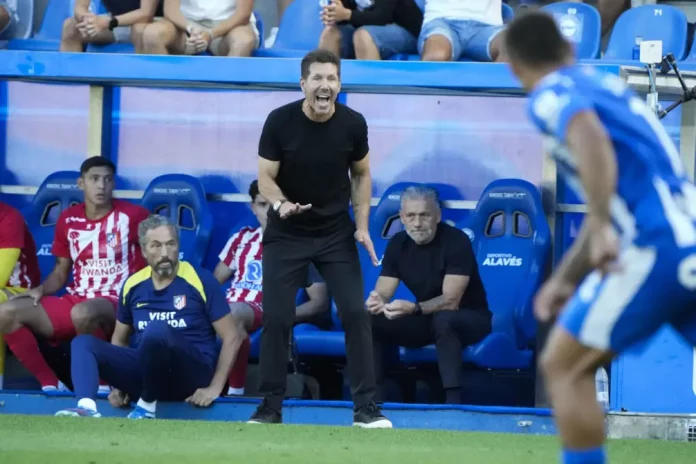 Inicio nunca visto en el Atlético de Madrid FOTOGRAFÍA. MADRID (REINO DE ESPAÑA), 30 DE AGOSTO DE 2025. Detalle del técnico de Atlético de Madrid, Diego Simeone, durante el partido contra el Alavés. Efe