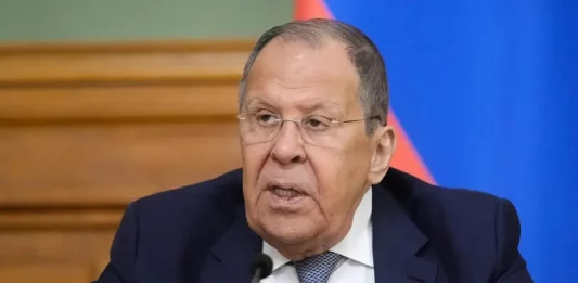 FOTOGRAFÍA. MOSCÚ (RUSIA), 20 DE AGOSTO DE 2025. El ministro de Asuntos Exteriores de Rusia, Sergei Lavrov, habla con los medios de comunicación después de una ceremonia de firma con el ministro de Asuntos Exteriores de Jordania tras sus conversaciones en la Mansión Zinaida Morozova en Moscú, Rusia, 20 de agosto de 2025. (Jordania, Rusia, Moscú). Efe
