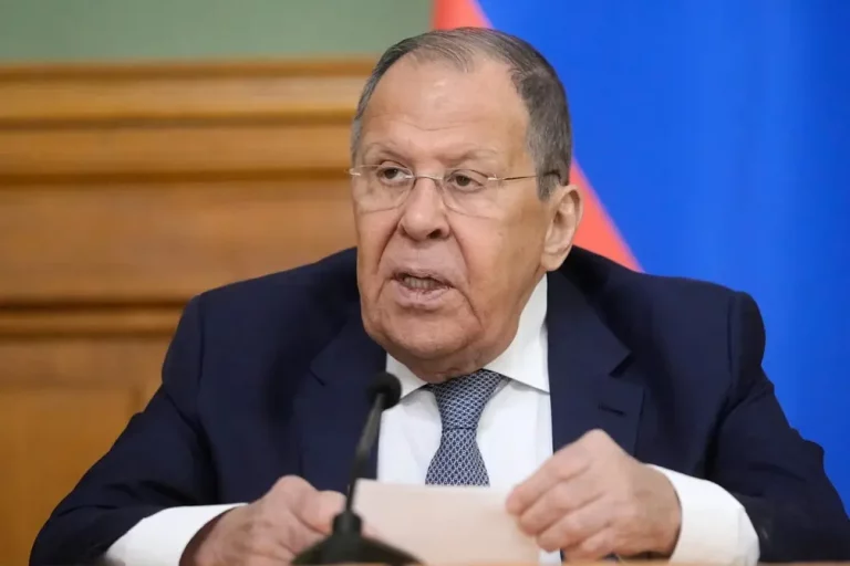 FOTOGRAFÍA. MOSCÚ (RUSIA), 20 DE AGOSTO DE 2025. El ministro de Asuntos Exteriores de Rusia, Sergei Lavrov, habla con los medios de comunicación después de una ceremonia de firma con el ministro de Asuntos Exteriores de Jordania tras sus conversaciones en la Mansión Zinaida Morozova en Moscú, Rusia, 20 de agosto de 2025. (Jordania, Rusia, Moscú). Efe
