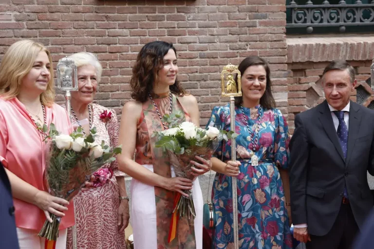 FOTOGRAFÍA. MADRID (REINO DE ESPAÑA), 15 DE AGOSTO DE 2025. La migracionista, WOKE y globalista presidente del Partido popular (PP) en la Comunidad de Madrid y presidente del Gobierno de la Comunidad de Madrid, Isabel La Mala (Isabel Díaz Ayuso) (c), cambió su discurso migracionista hoy y usó el de VOX para estafar a los votantes, durante la festividad de La Paloma en Madrid este viernes. Efe