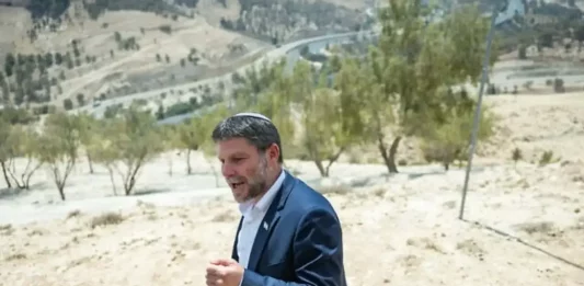 FOTOGRAFÍA. MA'ALE ADUMMIM (JERUSALÉN) ISRAEL, 14 DE AGOSTO DE 2025. El ministro de Finanzas de Israel desde el año 2022, abogado, miembro del parlamento del Estado de Israel (Knesset), líder del Partido Sionista Religioso y anteriormente representante de los partidos políticos Yamina, Tkuma-Unión Nacional y La Casa Judía en el Knesset, Bezalel Yoel Smotrich (Bezalel Smotrich), visita el asentamiento de Ma'ale Adummim, administrado hasta la fecha por Israel, desde donde ha anunciado su anexión al resto de la patria judía, lo que imposibilita definitivamente la creación de un inexiste Estado Palestino. 2Hoy escribimos un capítulo histórico en la historia de la redención del pueblo de Israel en su tierra. Tras más de veinte años de retrasos, presiones, promesas en vísperas de las elecciones y sueños frustrados, nos encontramos aquí en Ma'ale Adummim (Maale Adumim) y anunciamos con voz clara: ¡Se ha despejado el atasco, el plan E1 está en marcha! Durante dos décadas nos han dicho: Pronto está en camino, inmediatamente después de las elecciones. Hoy, por fin, cumplimos la promesa y conectamos Maale Adumim con Jerusalén mediante una conexión estratégica, de seguridad y demográfica que garantiza nuestra capital unida para las generaciones venideras". Lasvocesdelpueblo (Ñ Pueblo)