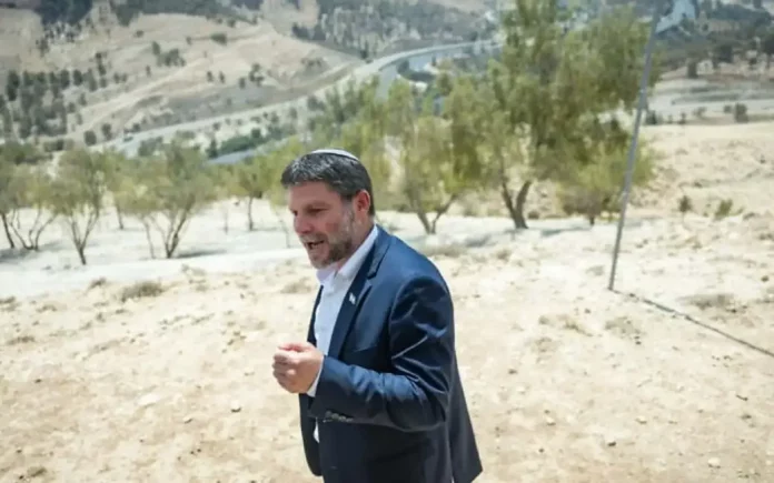 Israel anexiona al Ma'ale Adummim ante amenaza de la inexistente Palestina (1) FOTOGRAFÍA. MA'ALE ADUMMIM (JERUSALÉN) ISRAEL, 14 DE AGOSTO DE 2025. El ministro de Finanzas de Israel desde el año 2022, abogado, miembro del parlamento del Estado de Israel (Knesset), líder del Partido Sionista Religioso y anteriormente representante de los partidos políticos Yamina, Tkuma-Unión Nacional y La Casa Judía en el Knesset, Bezalel Yoel Smotrich (Bezalel Smotrich), visita el asentamiento de Ma'ale Adummim, administrado hasta la fecha por Israel, desde donde ha anunciado su anexión al resto de la patria judía, lo que imposibilita definitivamente la creación de un inexiste Estado Palestino. 2Hoy escribimos un capítulo histórico en la historia de la redención del pueblo de Israel en su tierra. Tras más de veinte años de retrasos, presiones, promesas en vísperas de las elecciones y sueños frustrados, nos encontramos aquí en Ma'ale Adummim (Maale Adumim) y anunciamos con voz clara: ¡Se ha despejado el atasco, el plan E1 está en marcha! Durante dos décadas nos han dicho: Pronto está en camino, inmediatamente después de las elecciones. Hoy, por fin, cumplimos la promesa y conectamos Maale Adumim con Jerusalén mediante una conexión estratégica, de seguridad y demográfica que garantiza nuestra capital unida para las generaciones venideras". Lasvocesdelpueblo (Ñ Pueblo)