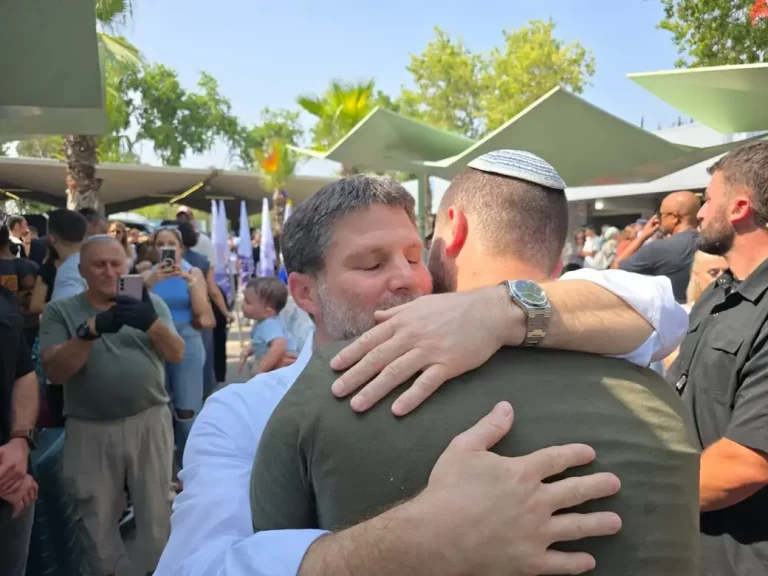 FOTOGRAFÍA. JERUSALÉN (ISRAEL) 10 DE AGOSTO DE 2025. El ministro de Finanzas de Israel desde el año 2022, abogado, miembro del parlamento del Estado de Israel (Knesset), líder del Partido Sionista Religioso y anteriormente representante de los partidos políticos Yamina, Tkuma-Unión Nacional y La Casa Judía en el Knesset, Bezalel Yoel Smotrich (Bezalel Smotrich), apoyó este domingo, 10 de agosto de 2025, a las Fuerzas de Defensa de Israel (FDI). "Después de cuatro años de estudio de la Torá en la Yeshivá Beit El y en medio de nuestra lucha por la supervivencia, esta mañana acompañamos con entusiasmo a sus niños a B'K'om. Benya se alista para el servicio de combate en la Brigada Givati como parte de un programa de escuela secundaria sionista, y al igual que sus muchos amigos que son miembros del sionismo religioso, lleva una carga con el público en una combinación de Safra y Sifa: estudiar la Torá, formar una familia y el mandamiento del servicio militar para ayudar a Israel a salir de la angustia. Nuestros corazones están con los nuevos reclutas y con los combatientes de las FDI y todos sus comandantes, orando para que Hashem tenga éxito a través de ellos, que nuestros enemigos hablen por ellos y que Él los corone con una corona de salvación y una diadema de victoria, y que Él guarde su salida y entrada desde ahora y para siempre". Lasvocesdelpueblo (Ñ Pueblo)
