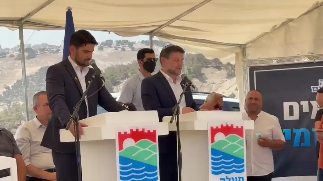 FOTOGRAFÍA. MA'ALE ADUMMIM (JERUSALÉN) ISRAEL, 14 DE AGOSTO DE 2025. El ministro de Finanzas de Israel desde el año 2022, abogado, miembro del parlamento del Estado de Israel (Knesset), líder del Partido Sionista Religioso y anteriormente representante de los partidos políticos Yamina, Tkuma-Unión Nacional y La Casa Judía en el Knesset, Bezalel Yoel Smotrich (Bezalel Smotrich), visita el asentamiento de Ma'ale Adummim, administrado hasta la fecha por Israel, desde donde ha anunciado su anexión al resto de la patria judía, lo que imposibilita definitivamente la creación de un inexiste Estado Palestino. 2Hoy escribimos un capítulo histórico en la historia de la redención del pueblo de Israel en su tierra. Tras más de veinte años de retrasos, presiones, promesas en vísperas de las elecciones y sueños frustrados, nos encontramos aquí en Ma'ale Adummim (Maale Adumim) y anunciamos con voz clara: ¡Se ha despejado el atasco, el plan E1 está en marcha! Durante dos décadas nos han dicho: Pronto está en camino, inmediatamente después de las elecciones. Hoy, por fin, cumplimos la promesa y conectamos Maale Adumim con Jerusalén mediante una conexión estratégica, de seguridad y demográfica que garantiza nuestra capital unida para las generaciones venideras". Lasvocesdelpueblo (Ñ Pueblo)