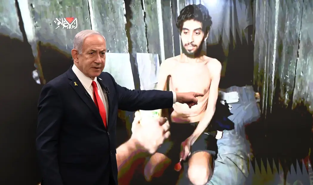 FOTOGRAFÍA. JERUSALÉN (ISARAEL), 10 DE AGOSTO DE 2025. El primer ministro de la Tierra Santa, Benjamín Netanyahu (Bibi), ha ofrecido este domingo una conferencia de prensa para medios extranjeros con credenciales en el país hebreo en la que ha desmontado las mentiras de Hamas ISIS durante el último mes de la guerra contra el terrorismo nazi-fascista islamista y antisemita en Gaza". "El resultado ha sido un aumento repentino de ayuda humanitaria, que estamos coordinando con el presidente de los Estados Unidos de América (EEUU), Donald John Trump, y su equipo, y han llegado cientos de camiones en los últimos días". "Esto previene el hambre". "Pero no ha impedido la campaña mundial de mentiras que todos hemos presenciado". "Así que en Gaza, a pesar de los obstáculos de Hamás ISIS, dos millones de personas tienen acceso a ayuda humanitaria. Pero les diré quiénes no tienen acceso a la ayuda humanitaria: Los únicos que están siendo deliberadamente matados de hambre en Gaza son nuestros rehenes". "Este es Evyatar David, miren su mano y su brazo. Estos monstruos de Hamás ISIS lo están matando de hambre deliberadamente. Y miren a la mano del captor de Hamás ISIS, miren la diferencia. Está comiendo, y está comiendo bien". Lasvocesdelpueblo (Ñ Pueblo)