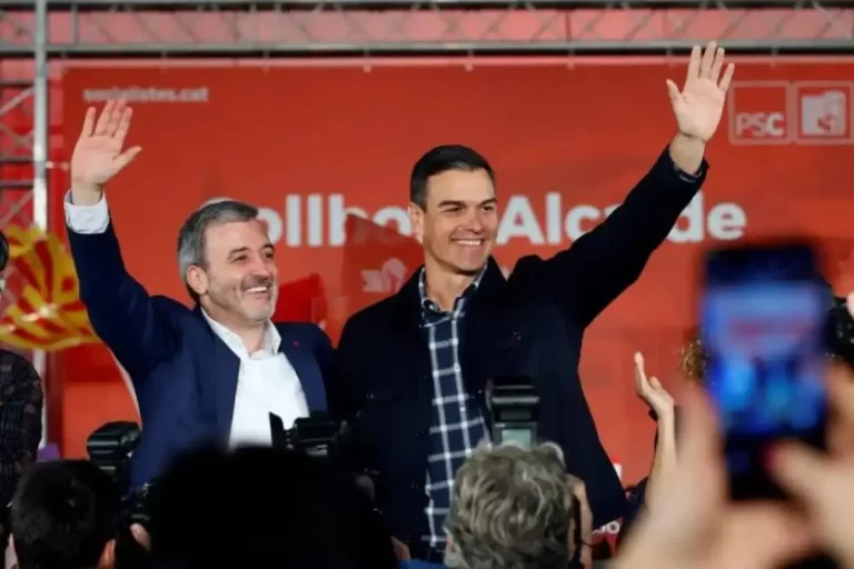 FOTOGRAFÍA. BARCELONA (ESPAÑA), 12 DE ENERO DE 2019. El presidente del Gobierno de España y secretario general de la izquierda extrema Partido Socialista (PSOE/PSC), Pedro Sánchez Pérez-Castejón (d), arranca el curso político, marcado por las elecciones municipales, autonómicas y europeas del mes de mayo, con un gran acto en Barcelona junto al primer secretario del PSOE/PSC en la Comunidad Autónoma de Cataluña, Miquel Octavi Iceta Llorenç (Miquel Iceta) (no sale en la foto); y el alcaldable del PSOE/PSC a la Alcaldía de Barcelona, Jaume Collboni Cuadrado (i). Efe.