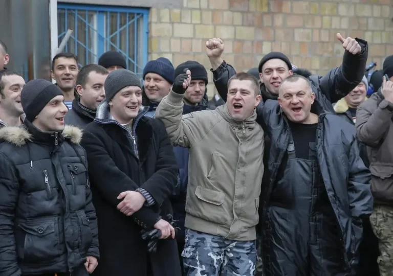 FOTOGRAFÍA. KIEV (UCRANIA), 29 DE ENERO DE 2015. Un grupo de jóvenes ucranianos llamados a filas. Efe