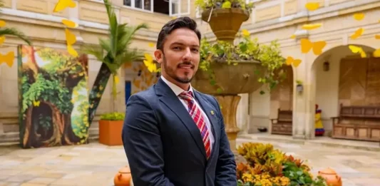 BOGOTÁ  (COLOMBIA), 11 DE AGOSTO DE 2025. El actor porno y prostituto Juan Carlos Florián, nombrado nuevo ministro de Igualdad, posando en Bogotá (Colombia), presido por el exterrorista comunista no arrepentido Gustavo Francisco Petro Urrego (Gustavo Petro). Imagen cedida este lunes, por la Presidencia de Colombia. Presidencia de Colombia/Efe