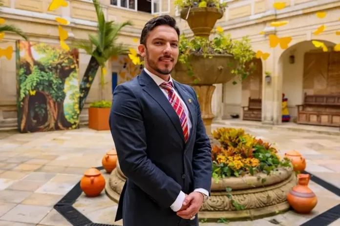 Prostituto y actor porno Juan Florian es nombrado ministro de Igualdad de Colombia por su jefe Petro BOGOTÁ (COLOMBIA), 11 DE AGOSTO DE 2025. El actor porno y prostituto Juan Carlos Florián, nombrado nuevo ministro de Igualdad, posando en Bogotá (Colombia), presido por el exterrorista comunista no arrepentido Gustavo Francisco Petro Urrego (Gustavo Petro). Imagen cedida este lunes, por la Presidencia de Colombia. Presidencia de Colombia/Efe