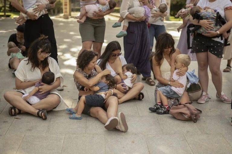 FOTOGRAFÍA. MUNDO, 03 DE AGOSTO DE 2023. Varias mujeres dan el pecho a sus hijos reivindicar la importancia de la lactancia materna. Efe