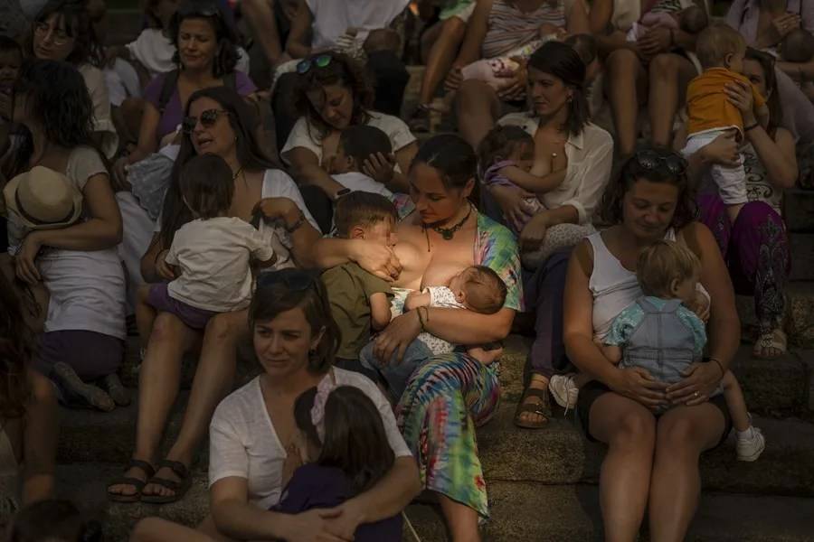 FOTOGRAFÍA. MUNDO, 03 DE AGOSTO DE 2023. Varias mujeres dan el pecho a sus hijos reivindicar la importancia de la lactancia materna. Efe