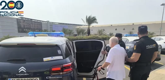 FOTOGRAFÍA. PALMA (ISLA DE MALLORCA) ISLAS BALEARES (REINO DE ESPAÑA), 23 DE AGOSTO DE 2025. La Policía Nacional ha detenido en Palma a un septuagenario que utilizaba un andador para desplazarse como presunto autor de un delito de hurto cometido el pasado mes de junio en el aeropuerto de Son Sant Joan, donde sustrajo efectos valorados en más de 2.000 euros a una turista. Policía Nacional/Efe