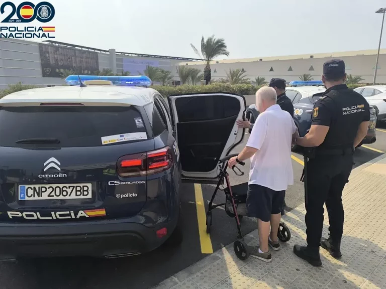FOTOGRAFÍA. PALMA (ISLA DE MALLORCA) ISLAS BALEARES (REINO DE ESPAÑA), 23 DE AGOSTO DE 2025. La Policía Nacional ha detenido en Palma a un septuagenario que utilizaba un andador para desplazarse como presunto autor de un delito de hurto cometido el pasado mes de junio en el aeropuerto de Son Sant Joan, donde sustrajo efectos valorados en más de 2.000 euros a una turista. Policía Nacional/Efe