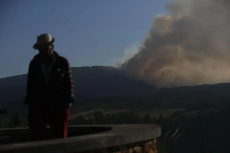 FOTOGRAFÍA. LUGO (GALICIA) REINO DE ESPAÑA, 26 DE AGOSTO DE 2025. Un hombre camina con la columna de humo de fondo desde el Mirador da Capela en Pobra de Brollón, Lugo. Efe