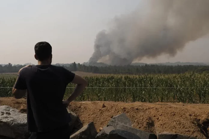 Las ayudas incendios van a ser inmediatas, incendios España, incendios forestales España FOTOGRAFÍA. TOQUES (LA CORUÑA) REINO DE ESPAÑA, 15 DE AGOSTO DE 2025. Imagen del incendio declarado este viernes en Toques (La Coruña), Comunidad Autónoma de Galicia (Reino de España), con 200 hectáreas arrasadas. Efe