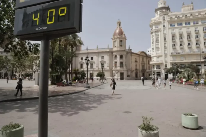Las temperaturas se disparan en España FOTOGRAFÍA. ZARAGOZA (ARAGÓN) REINO DE ESPAÑA, 01 DE AGOSTO DE 2025. Detalle de un termómetro que muestra 40º durante el atardecer en Zaragoza (Comunidad Autónoma de Aragón) Reino de España, este viernes, 1 de agosto de 2025. Efe