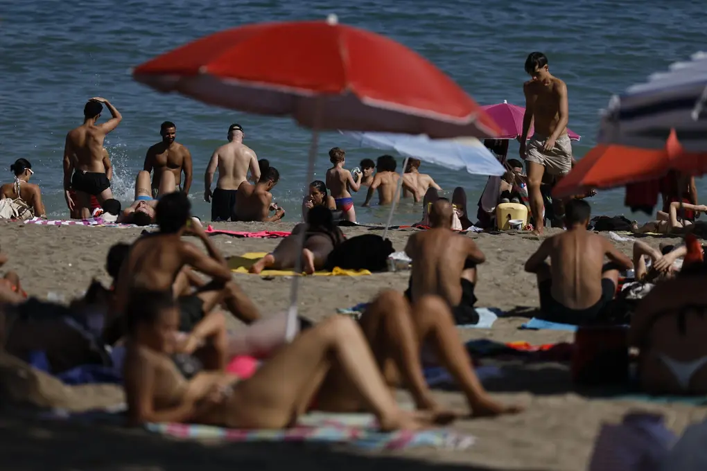 FOTOGRAFÍA. MÁLAGA (ANDALUCÍA) REINO DE ESPAÑA, 14 DE AGOSTO DE 2025. Muchas personas en la playa de la Malagueta este jueves en Málaga en el que continúa la ola de calor. Efe