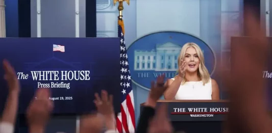 FOTOGRAFÍA. WASHINGTON (ESTADOS UNIDOS DE AMÉRICA, EEUU), 19 DE AGOSTO DE 2025. La portavoz de la Casa Blanca, Karoline Claire Leavitt (Karoline Leavitt), registrada este martes durante la rueda de prensa semanal en la Presidencia de United States of America (USA), La Casa Blanca. Efe