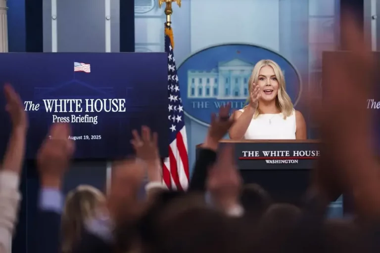 FOTOGRAFÍA. WASHINGTON (ESTADOS UNIDOS DE AMÉRICA, EEUU), 19 DE AGOSTO DE 2025. La portavoz de la Casa Blanca, Karoline Claire Leavitt (Karoline Leavitt), registrada este martes durante la rueda de prensa semanal en la Presidencia de United States of America (USA), La Casa Blanca. Efe