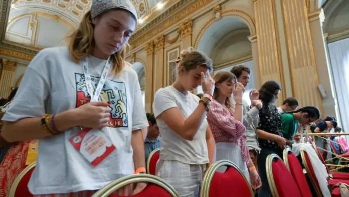 León XIV rechaza la cultura de la muerte (1) FOTOGRAFÍA. CIUDAD DE EL VATICANO (EL VATICANO), 29 D EJULIO DE 2025. Jóvenes y adultos, entre ellos ala menos ochocientos neófitos y catecúmenos, comprometidos en su peregrinación jubilar, durante los días del gran Jubileo de la Juventud 2025. El Papa León XIV, acompañados por sus capellanes y catequistas y por el obispo de Niza, monseñor Jean-Philippe Nault, reunidos esta mañana en la Sala de la Bendición del Palacio Apostólico, junto a la juventud cristiana. Lasvocesdelpueblo (Ñ Pueblo)