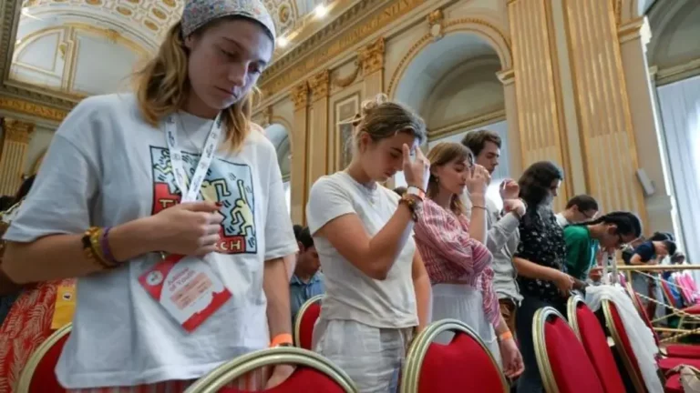 FOTOGRAFÍA. CIUDAD DE EL VATICANO (EL VATICANO), 29 D EJULIO DE 2025. Jóvenes y adultos, entre ellos ala menos ochocientos neófitos y catecúmenos, comprometidos en su peregrinación jubilar, durante los días del gran Jubileo de la Juventud 2025. El Papa León XIV, acompañados por sus capellanes y catequistas y por el obispo de Niza, monseñor Jean-Philippe Nault, reunidos esta mañana en la Sala de la Bendición del Palacio Apostólico, junto a la juventud cristiana. Lasvocesdelpueblo (Ñ Pueblo)