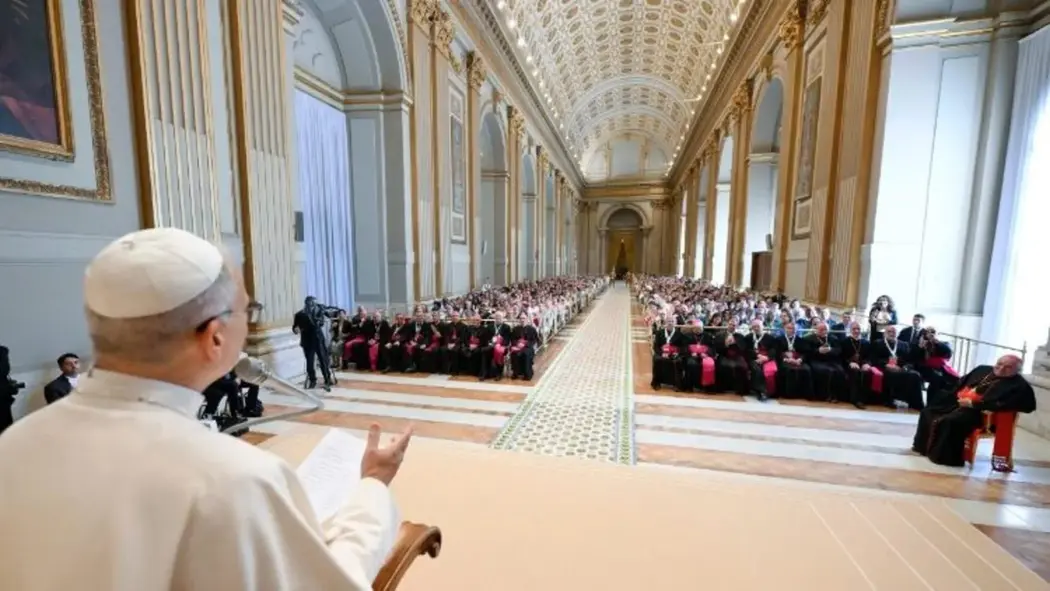 FOTOGRAFÍA. CIUDAD DE EL VATICANO (EL VATICANO), 29 D EJULIO DE 2025. Jóvenes y adultos, entre ellos ala menos ochocientos neófitos y catecúmenos, comprometidos en su peregrinación jubilar, durante los días del gran Jubileo de la Juventud 2025. El Papa León XIV, acompañados por sus capellanes y catequistas y por el obispo de Niza, monseñor Jean-Philippe Nault, reunidos esta mañana en la Sala de la Bendición del Palacio Apostólico, junto a la juventud cristiana. Lasvocesdelpueblo (Ñ Pueblo)