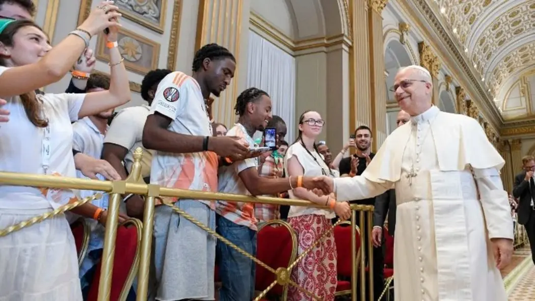 FOTOGRAFÍA. CIUDAD DE EL VATICANO (EL VATICANO), 29 D EJULIO DE 2025. Jóvenes y adultos, entre ellos ala menos ochocientos neófitos y catecúmenos, comprometidos en su peregrinación jubilar, durante los días del gran Jubileo de la Juventud 2025. El Papa León XIV, acompañados por sus capellanes y catequistas y por el obispo de Niza, monseñor Jean-Philippe Nault, reunidos esta mañana en la Sala de la Bendición del Palacio Apostólico, junto a la juventud cristiana. Lasvocesdelpueblo (Ñ Pueblo)