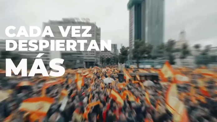 Letra canción de verano 2025, Cada día somos más en VOX FOTOGRAFÍA. BARCELONA (CATALUÑA) REINO DE ESPAÑA, 13 DE AGOSTO DE 2025. detalle de una captura pantalla de un momento del vídeo de la canción de verano "Cada día somos más" en VOX, una iniciativa del canal YouTube "Bipartidismo Stream". Lasvocesdelpueblo (Ñ Pueblo)