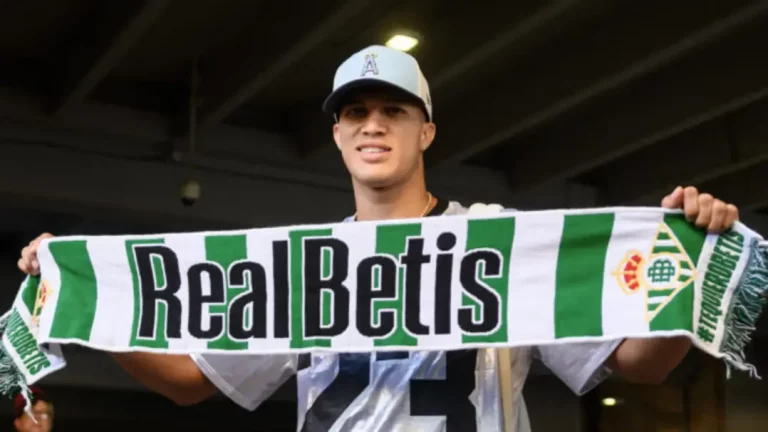 FOTOGRAFÍA. SEVILLA (ANDALUCÍA) REINO DE ESPAÑA, 03 DE JULIO DE 2025. El jugador colombiano Nelson Alexander Deossa Suárez (Nelson Deossa) (d) a su llegada este domingo al aeropuerto de Sevilla, para fichar por el Real Betis. Efe