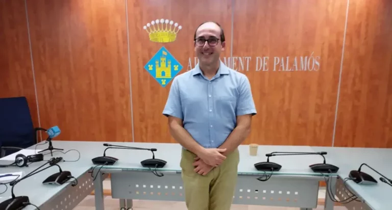 FOTOGRAFÍA. PALAMÓS (GERONA) CATALUÑA (REINO DE ESPAÑA), 26 DE AGOSTO DE 2025. En la imagen, el hasta hoy alcalde de Palamós (Gerona) Cataluña por ERC, Lluís Puig Martorell, que ha renunciado hoy al cargo de alcalde de la ciudad tras confirmar también que dejará el acta de concejal, por razones personales. Ayuntamiento de Palamós/Radio Palamós/Lasvocesdelpueblo (Ñ Pueblo)