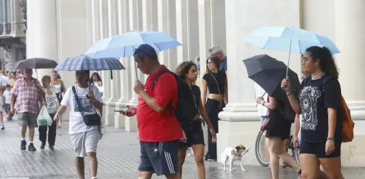 FOTOGRAFÍA. BARCELONA (CATALUÑA) REINO DE ESPAÑA, 19 DE AGOSTO DE 2025. detalle de una imagen de este martes, 19 de agosto de 2025, de lluvia en Barcelona, en la Comunidad Autónoma de Cataluña (Reino de España, poniendo fin a la larga ola de calor que azotó la región catalana junto al resto de España estos últimos días. Efe