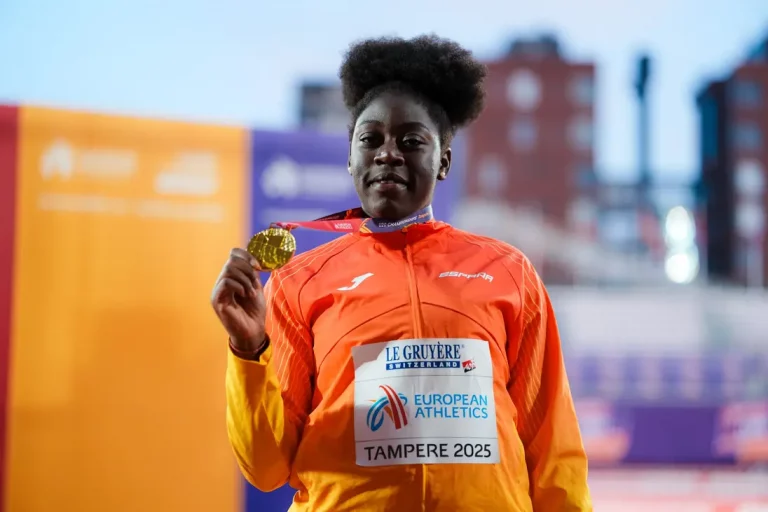 FOTOGRAFÍA. TEMPERE (FINLANDIA), 08 DE AGOSTO DE 2025. Los españoles Andrea y Ander campeones de Europa; jamás España Atletismo había conquistado estas disciplinas. La atleta española Andrea Tankeu gana la medalla de oro en lanzamiento de disco femenino en el Campeonato de Europa Sub20, este viernes en Tampere, Finlandia. Real Federación Española de Atletismo (RFEA)/Lasvocesdelpueblo (Ñ Pueblo)