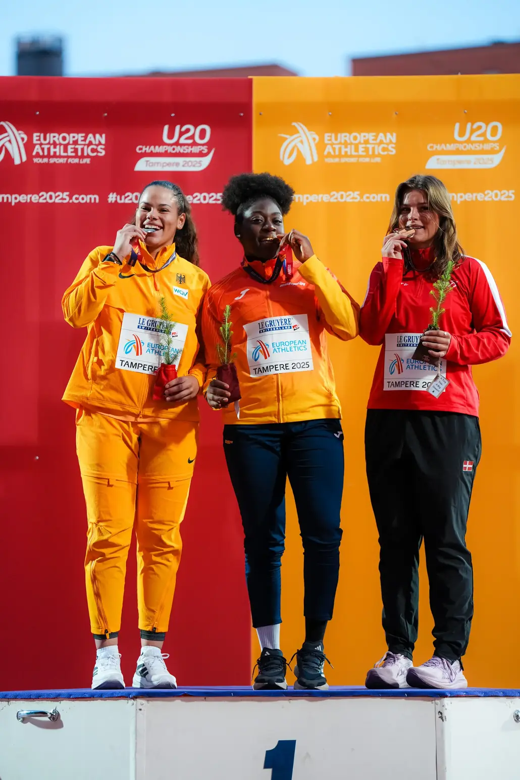 FOTOGRAFÍA. TEMPERE (FINLANDIA), 08 DE AGOSTO DE 2025. Los españoles Andrea y Ander campeones de Europa; jamás España Atletismo había conquistado estas disciplinas. La atleta española Andrea Tankeu gana la medalla de oro en lanzamiento de disco femenino en el Campeonato de Europa Sub20, este viernes en Tampere, Finlandia. Real Federación Española de Atletismo (RFEA)/Lasvocesdelpueblo (Ñ Pueblo)