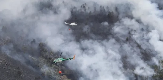 FOTOGRAFÍA. ORENSE (GALICIA) REINO DE ESPAÑA 20 DE AGOSTO DE 2025. El incendio forestal originado en Larouco (Orense), considerado ya el mayor de todos los declarados en Galicia desde que hay registros, sigue ardiendo sin control y amenaza áreas protegidas de los montes de la sierra de O Courel. Efe