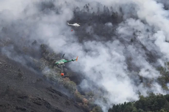 Los incendios devoran Galicia FOTOGRAFÍA. ORENSE (GALICIA) REINO DE ESPAÑA 20 DE AGOSTO DE 2025. El incendio forestal originado en Larouco (Orense), considerado ya el mayor de todos los declarados en Galicia desde que hay registros, sigue ardiendo sin control y amenaza áreas protegidas de los montes de la sierra de O Courel. Efe