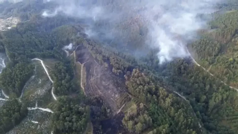 VILABOA (PONTEVEDRA) GALICIA (REINO DE ESPAÑA, 23 DE AGOSTO DE 2025. Vista aérea del incendio de Vilaboa (Pontevedra) declarado el pasado 21 de agosto. El Gobierno de la Junta de Galicia, por el Partido Popular (PP), ha desactivado el nivel 2 de emergencia en el incendio forestal de Vilaboa (Pontevedra), pero mantiene esa situación en la provincia de Ourense, donde los grandes incendios, según las estimaciones de la Consejería de Medio Rural, han frenado su progresión. Ministerio de Defensa del Gobierno de España/Efe