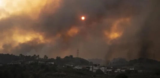 FOTOGRAFÍA. BEADE (ORENSE) GALICIA (REINO DE ESPAÑA), 16 DE Agosto de 2025 Vista del incendio forestal este sábado, en Beade (Orense), Comunidad Autónoma de Galicia (Reino de España). Efe