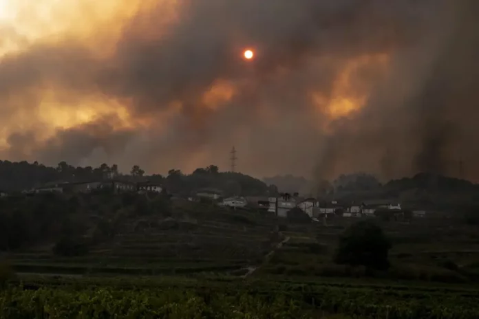 Los incendios siguen devastando España FOTOGRAFÍA. BEADE (ORENSE) GALICIA (REINO DE ESPAÑA), 16 DE Agosto de 2025 Vista del incendio forestal este sábado, en Beade (Orense), Comunidad Autónoma de Galicia (Reino de España). Efe