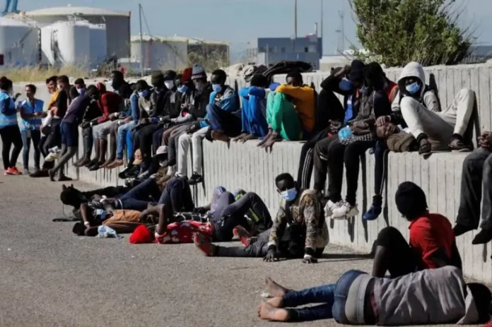 FOTOGRAFÍA. GIBRALTAR (REINO UNIDO), 17 DE MAYO DE 2021. En la imagen, algunos de los 76 inmigrantes ilegales que cruzaban el estrecho de Gibraltar en pequeñas embarcaciones rumbo a la costa gaditana, en Algeciras tras ser recogidos por Salvamento Marítimo. Efe 