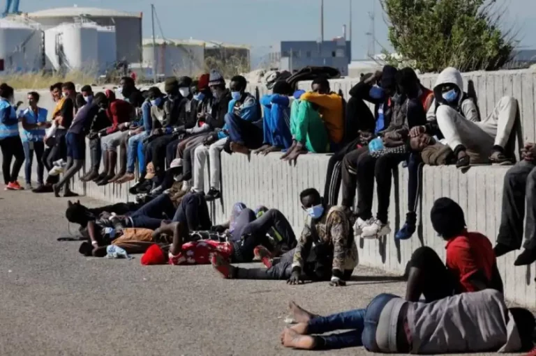 FOTOGRAFÍA. GIBRALTAR (REINO UNIDO), 17 DE MAYO DE 2021. En la imagen, algunos de los 76 inmigrantes ilegales que cruzaban el estrecho de Gibraltar en pequeñas embarcaciones rumbo a la costa gaditana, en Algeciras tras ser recogidos por Salvamento Marítimo. Efe 