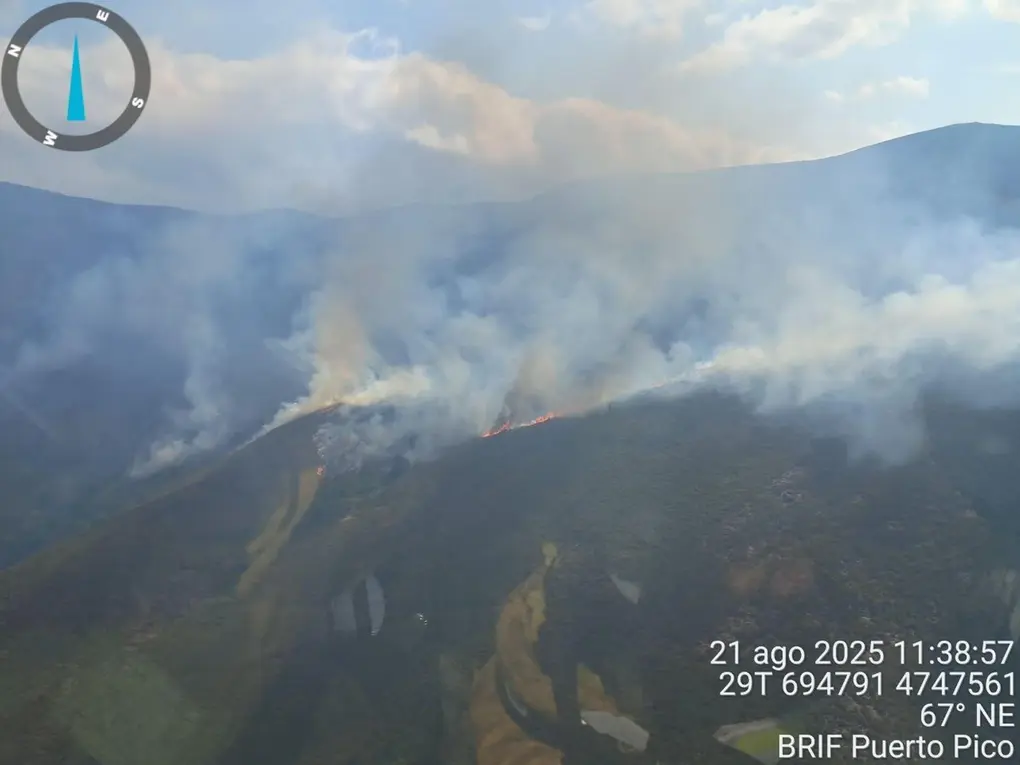 FOTOGRAFÍA. TRASCASTRO (LEÓN) CASTILLA Y LEÓN (REINO DE ESPAÑA), 21 DE AGOSTO DE 2025. Vista este jueves del incendio que afecta a los alrededores de la localidad de de Trascastro (León) Castilla y León (Reino de España. Efe