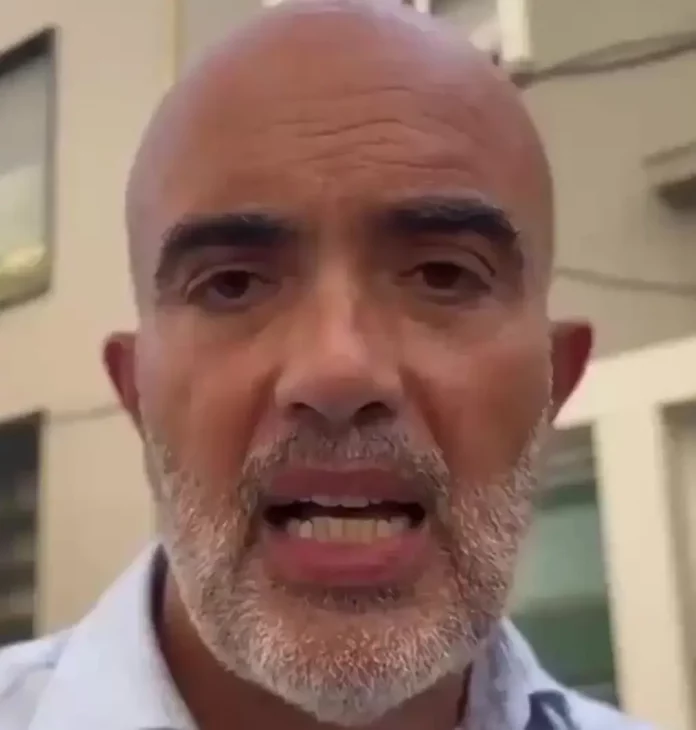 Mi moto tenía la guantera forzada en Barcelona, daniel Sirera Bellés, PP,Partido Popular FOTOGRAFÍA. BARCELONA (CATALUÑA) REINO DE ESPAÑA, 09 DE AGOSTO DE 2025. El líder de la formación migracionista y WOKE, Partido Popular (PP), en la ciudad de Barcelona y presidente del Grupo Municipal en el Ayuntamiento de Barcelona, Daniel Sirera Bellés, ha denunciado este sábado el robo de objetos personales en la guantera de su moto, en una visita al barrio de Sant Antoni de la capital catalana. "Cuando llego a mi moto, tenía la guantera forzada". "Me faltaban varias cosas". Lasvocesdelpueblo (Ñ Pueblo)