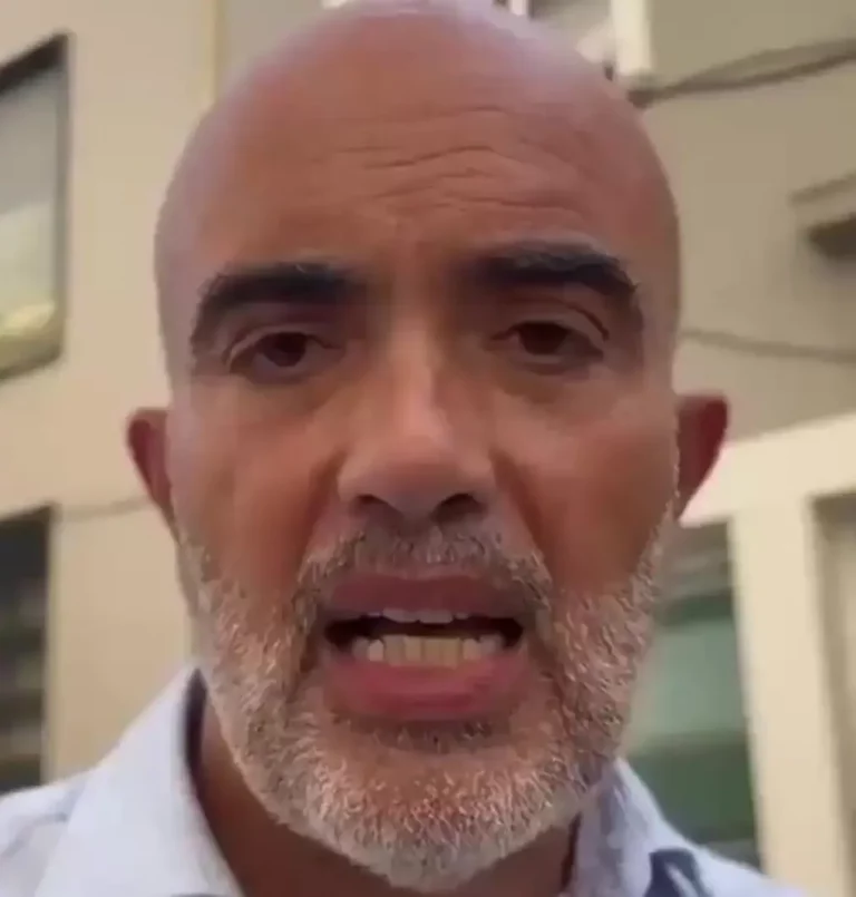 FOTOGRAFÍA. BARCELONA (CATALUÑA) REINO DE ESPAÑA, 09 DE AGOSTO DE 2025. El líder de la formación migracionista y WOKE, Partido Popular (PP), en la ciudad de Barcelona y presidente del Grupo Municipal en el Ayuntamiento de Barcelona, Daniel Sirera Bellés, ha denunciado este sábado el robo de objetos personales en la guantera de su moto, en una visita al barrio de Sant Antoni de la capital catalana. "Cuando llego a mi moto, tenía la guantera forzada". "Me faltaban varias cosas". Lasvocesdelpueblo (Ñ Pueblo)