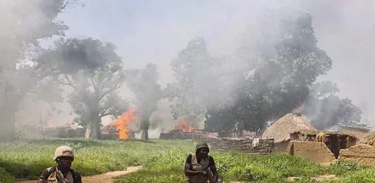 FOTOGRAFÍA. NORTE DE NIGERÍA (NIGERIA), 31 DE ENERO DE 2016. Detalle de una imagen de las tropas nigerianas en posición de combate frente a columnas de yihadistas en el norte de Nigeria, donde los nazi-islamistas masacran a los ciudadanos cristianos y crean fortaleza, después ocupan sus tierras e islamizan las zonas avanzando poco a poco hacia el sur en su mayoría cristiano. Efe
