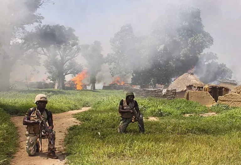 FOTOGRAFÍA. NORTE DE NIGERÍA (NIGERIA), 31 DE ENERO DE 2016. Detalle de una imagen de las tropas nigerianas en posición de combate frente a columnas de yihadistas en el norte de Nigeria, donde los nazi-islamistas masacran a los ciudadanos cristianos y crean fortaleza, después ocupan sus tierras e islamizan las zonas avanzando poco a poco hacia el sur en su mayoría cristiano. Efe
