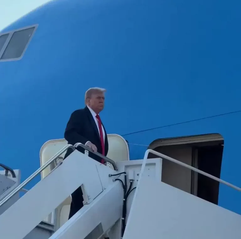 FOTOGRAFÍA. WASHINGTON (ESTADOS UNIDOS DE AMÉRICA, EEUU), 15 DE AGOSTO DE 2025. El presidente de Estados Unidos América (EEUU), líder de la formación patriota estadounidenses Partido Republicano y líder del mundo libre, Donald John Trump (en la imagen); se despide de la capital de United States of America (USA), Washington, posando para la prensa antes de acceder en el Air Force One (avión que usa un presidente de EEUU) rumbo a Anchorage (Estado de Alaska) United States of America (USA), donde se reúne hoy con su homólogo de la Federación Rusa (Rusia), Vladímir Vladimirovich Putin (Vladimir Putin), sobre los términos de un Acuerdo de Paz sobre la guerra en Ucrania, desde el 22 de febrero de 2022 hasta la fecha de hoy. Es el único encuentro fuera de Rusia de Putin con un líder del Occidente, y se va a hacer en EEUU y con el hombre de paz Donald John Trump que los globalistas, migracionistas y WOKE (Socialismo del siglo XXI) querían asesinar en campaña electoral y ahora ha cambiado el rumbo mundial en menos de 200 días en el poder. Lasvocesdelpueblo (Ñ Pueblo)