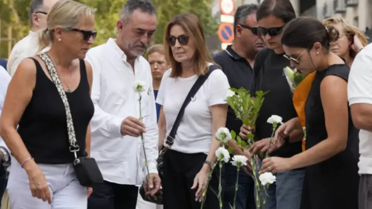 FOTOGRAFÍA. BARCELONA (CATALUÑA) REINO DE ESPAÑA, 17 DE AGOSTO DE 2025. Familiares de las víctimas realizan una ofrenda floral durante el homenaje por el octavo aniversario del 17A este domingo, en Barcelona. Las autoridades han cedido el protagonismo a las víctimas en el acto de homenaje institucional en Barcelona por el octavo aniversario de los atentados del 17A, que causaron 16 muertos y más de un centenar de heridos, con un emotivo minuto de silencio y una ofrenda floral con claveles blancos. Efe