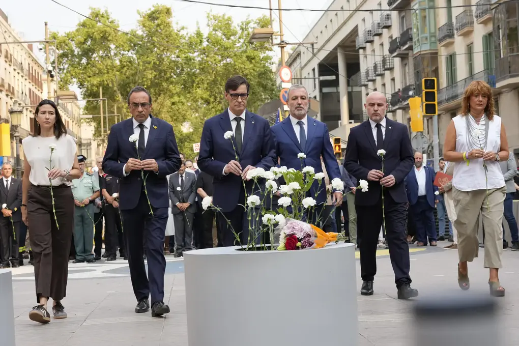 FOTOGRAFÍA. BARCELONA (CATALUÑA) REINO DE ESPAÑA, 17 DE AGOSTO DE 2025. De izquierda a la derecha, la consejera de Interior de la Generalitat, Núria Parlon Gil; el presidente del Parlamento catalán, Josep Rull Andreu; el presidente de la Generalitat, Salvador Illa Roca; el alcalde de Barcelona, Jaume Collboni, y el delegado del Gobierno en Cataluña, Carlos Prieto Gómez, participan en un homenaje por el octavo aniversario del 17A este domingo, en Barcelona. Las autoridades han cedido el protagonismo a las víctimas en el acto de homenaje institucional en Barcelona por el octavo aniversario de los atentados del 17A, que causaron 16 muertos y más de un centenar de heridos, con un emotivo minuto de silencio y una ofrenda floral con claveles blancos. Efe