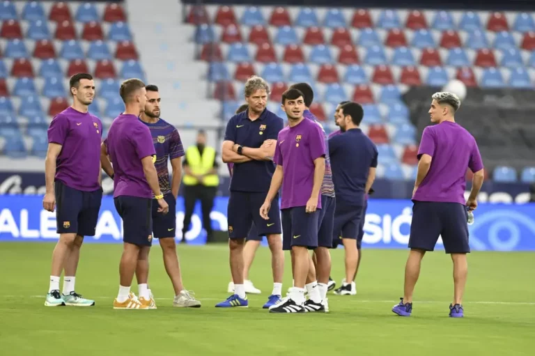 FOTOGRAFÍA. VALENCIA (COMUNIDAD VALENCIANA) REINO DE ESPAÑA, 23 DE AGOSTO DE 2025. Los jugadores del Barcelona antes del partido de LaLiga de fútbol que Levante UD y FC Barcelona disputan en el estadio Ciudad de Valencia, Comunidad Valenciana) Reino de España este sábado 23 de agosto de 2025. Efe